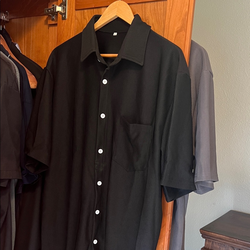 Set of 3 Mens Shirts Brand new never worn
Three colors in one set